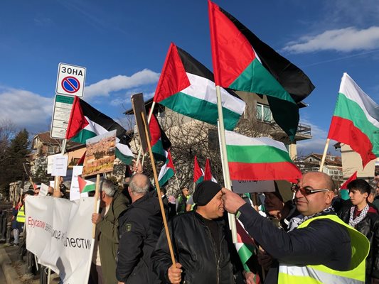 Представители на палестинските и арабските землячества в София протестират пред американското посолство на ул. "Козяк", 16