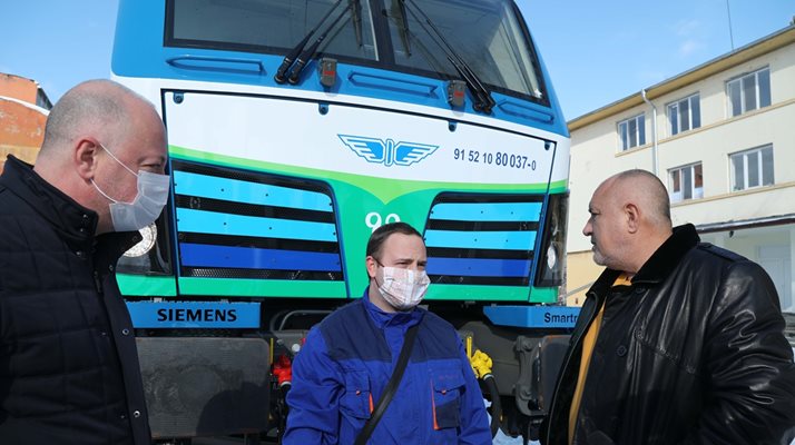 
Премиерът Борисов и министърът на транспорта Росен Желязков пред новия локомотив.