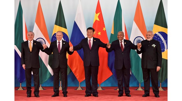 Лидерите на страните от БРИКС (Бразилия, Русия, Индия, Китай и Република Южна Африка) се снимат за спомен в китайския град Сямън. На срещите си те често обсъждат как да заобиколят разплащанията с долари или да се обединят около обща валута.