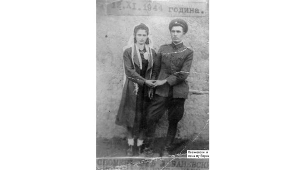 МЛАДОЖЕНЦИ: Леваневски сключва брак със съпругата си Верка през ноември 1944 г.