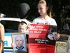 Децата на загиналия пловдивски полицай мълчаливи на лобното му място (Снимки)