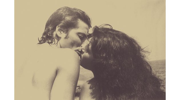 1980 г. Катето и съпругът й Георги Кадиев, Жорж, влюбени на скалите в Созопол по време на снимките на “Оркестър без име”.