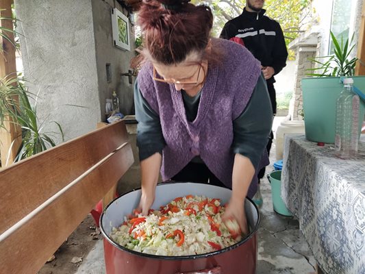 След като се овкуси със сол, оцет и захар, зарзаватът трябва много добре да се разбърка.