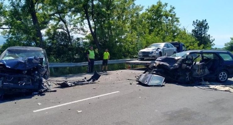 Потрошени са и трите автомобила при вчерашната катастрофа на Пазарджишко шосе.

СНИМКА: 24 часа онлайн.