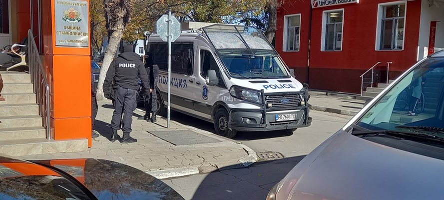 Полицаи пред сградата на община Стамболийски.