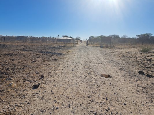 Така изглежда границата между Ботсуана и Намибия малко преди да я затворят към 5 часа следобед. За малко да останем да спим на браздата в автобуса, но митничарите бяха благосклонни и ни пуснаха да преминем.