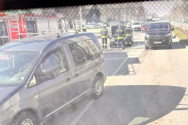Екип на пожарната гаси запаления автомобил. Снимка: I see you KAT-Пловдив
