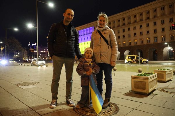 Семейство с украинското знаме на демонстрация в подкрепа на Украйна