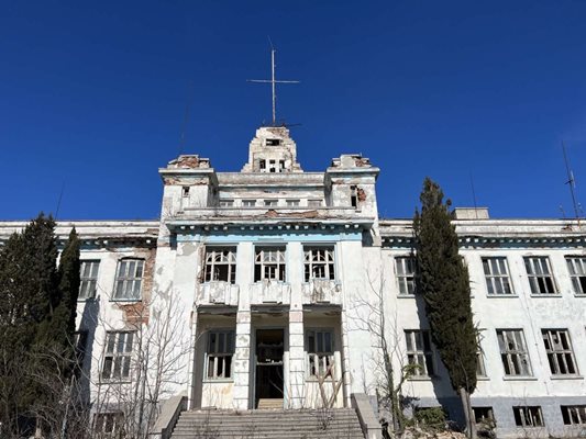 Емблематичното адмиралтейство тъне в разруха.