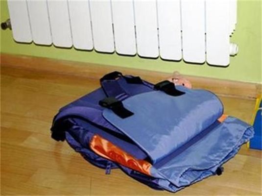 Чантата за училище - на пода