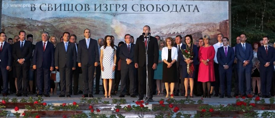 Президентът Румен Радев и политици от всички партии присъстваха на честванията на 140 г. от освобождението на Свищов. СНИМКА: САЙТ НА ПРЕЗИДЕНТА