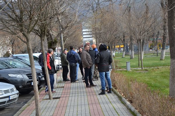 По обяд много момчилградчани се събраха в парка на града, който е в непосредствена близост до блока на семейство Муса СНИМКИ: Авторът