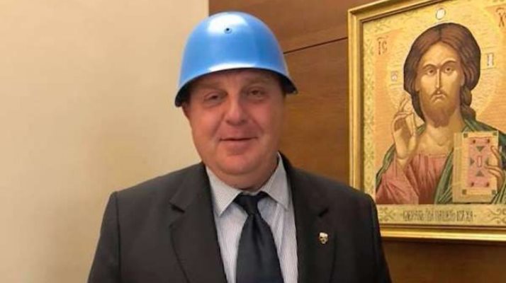 Вицепремиерът и военен министър Красимир Каракачанов отиде на коалиционния съвет със синя каска