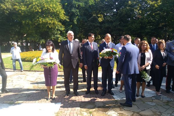 Цветя и венци бяха поднесени на паметника на Захари Стоянов в Дондуковата градина в Пловдив