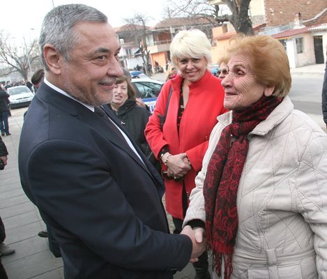 Валери Симеонов разговаря с жители от квартала, които му благодариха за новата приемна.