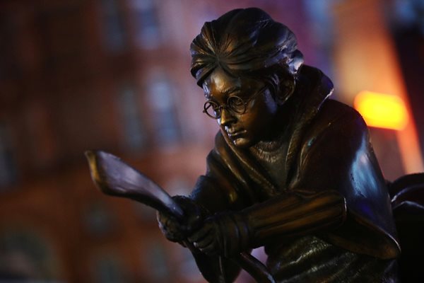 Паметник на магьосника Хари Потър се появи в сряда на площад „Лестър“ в централната част на Лондон СНИМКИ: Ройтерс