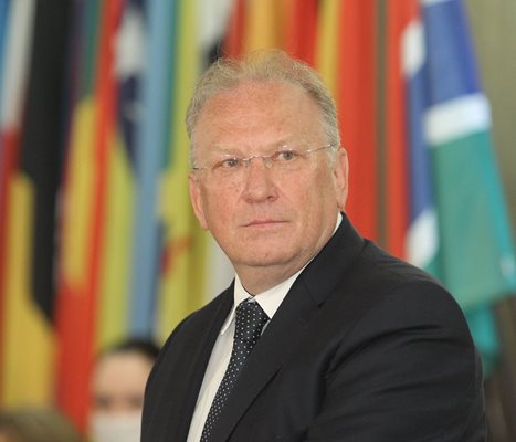 Светлан Стоев е министър на външните работи в служебното правителство на Стефан Янев от 12 май 2021 г. Преди това е бил посланик в Дания (2019-2021), директор на държавния протокол (2016-2018), посланик в Швеция (2012-2016), административен секретар на МВнР (2009-2011) и посланик в Бон, Германия (2005-2009).