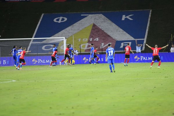 Реваншът "Левски" - "Хамрун" се превърна в истинска драма. Играчите от Малта празнуват първия си гол в мача. СНИМКИ: ВЕЛИСЛАВ НИКОЛОВ
