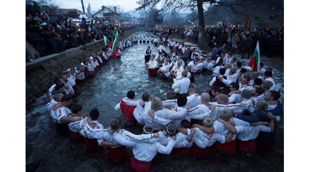 Всяка година калоферци играят прочутото си мъжко хоро в ледената река Тунджа пред очите на стотици зрители.