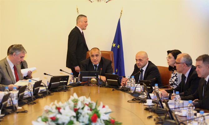 Премиерът Бойко Борисов и министрите му заседават извънредно заради бюджета. 