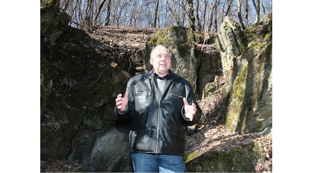 ЦИВИЛИЗАЦИЯ: Петър Калчев показва как древните връщали всяка скала на мястото й, за да не отнемат нищо от майката Земя.
