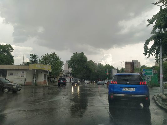 В района на УМБАЛ "Св. Георги" дъждът беше още по-силен.