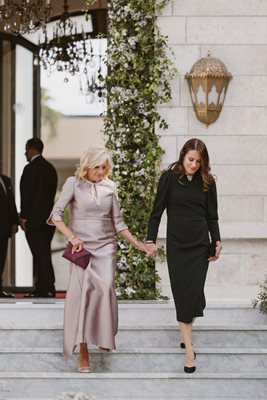 Първата дама на САЩ Джил Байдън и нейната дъщеря Ашли Байдън  на кралската сватба