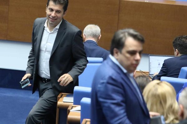 Лидерите на “Промяната” Кирил Петков, Асен Василев и акад. Николай Денков активно участваха в дебата и обвиняваха бившите си партньори от ГЕРБ-СДС за свалянето на общия им кабинет.