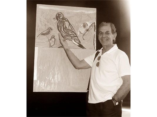 Пеци Гюзелев се снима пред картина от изложба на културното министерство в НДК през 2011 г.