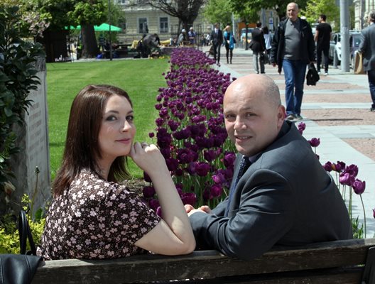 Депутатът от БСП Александър Симов ще сключи брак с приятелката си Юлия Ал-Хаким в края на лятото.