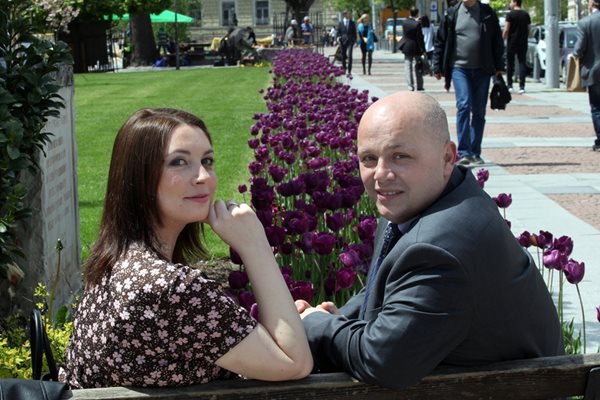 Депутатът от БСП Александър Симов ще сключи брак с приятелката си Юлия Ал-Хаким в края на лятото.