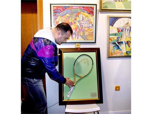 Драгомир Драганов пипа ракетата на Цветана Пиронкова, с която най-добрата ни тенисистка игра полуфинал на “Уимбълдън”. Водещият бе кандидат да купи трофея, но го изпревари бизнес дама от Пловдив. 
СНИМКА: НАТАША МАНЕВА