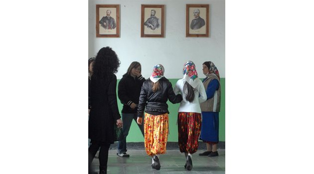 НЕСЪОТВЕТСТВИЕ: Макар че са с мюсюлмански одежди, тези млади жени от Рибново носят модерни обувки в училище.
СНИМКА: ВЛАДИМИР СТОЯНОВ