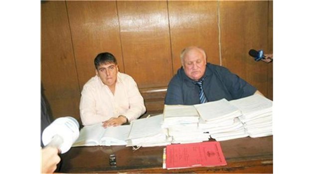 Лазар Колев с адвокат Марин Марковски в съдебната зала СНИМКА: Любомир Илков
