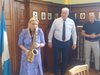 Саксофонистка изненада с "Текила" Здравко Димитров, подариха му лозарска ножица (снимки, видео)