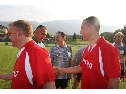 Бойко Борисов се ръкува с Константин Циганов на футболен мач на 27 август 2008 г., когато Борисов е кмет на София.
СНИМКИ: "168 ЧАСА"