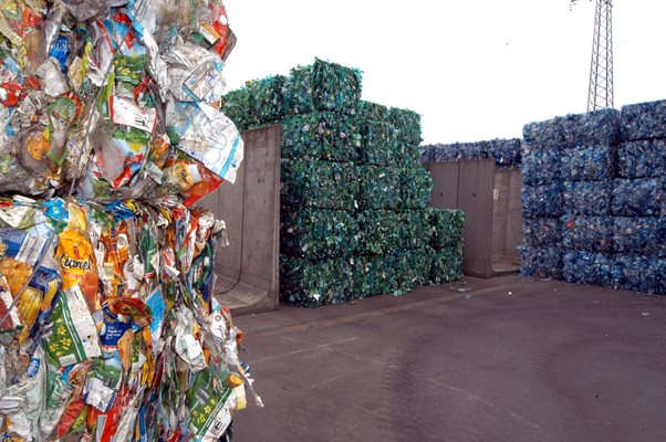 Така изглеждат рециклирани отпадъци, които след това могат да се използват. Изпратените от Италия в България не стават за друго освен за заравяне или изгаряне при много висока температура - дори тогава отделят отровни вещества. Снимки "24 часа" и АРХИВ
