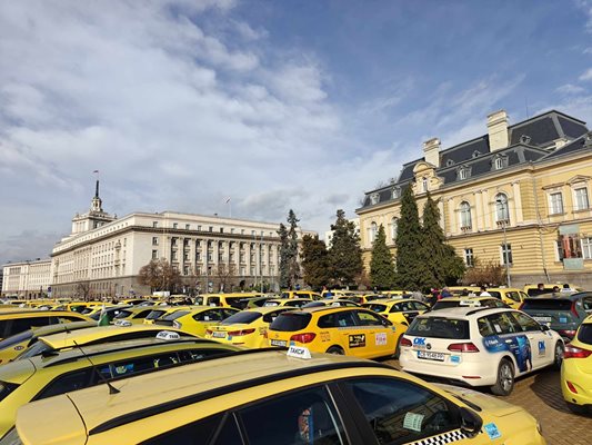 Таксиметрови шофьори излязоха на протест в София Снимка: Георги Кюрпанов-Генк