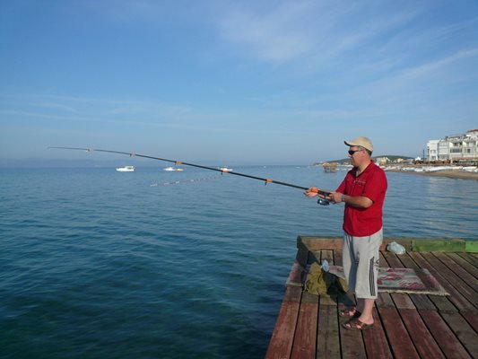 Рибар замята въдицата в района на курорта Айвалък