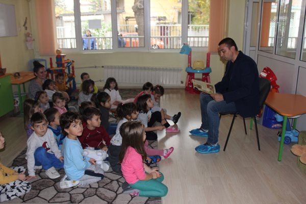 Димитър Колев чете приказки на децата от "Боряна.