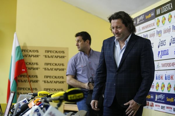 Николай Бухалов смени греблото с костюм