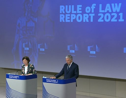 Вицепрезидентката на Еврокомисията с ресор ценности и прозрачност Вера Йоурова и еврокомисарят по правосъдието Дидие Рейндерс представят Доклада за върховенството на закона в ЕС през 2021 г.


