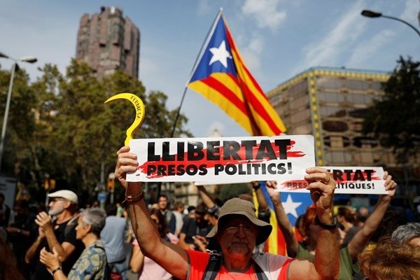 Хиляди по улиците на Барселона, искат оставката на министър-председателя