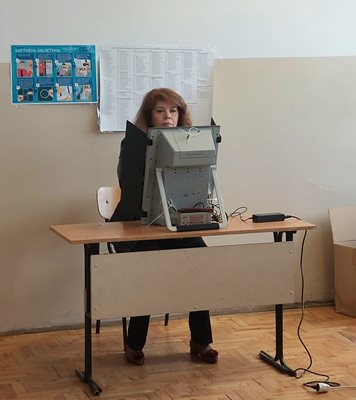 Вицепрезидентът Илияна Йотова гласува на машина. СНИМКА: Прессекретариат на президента