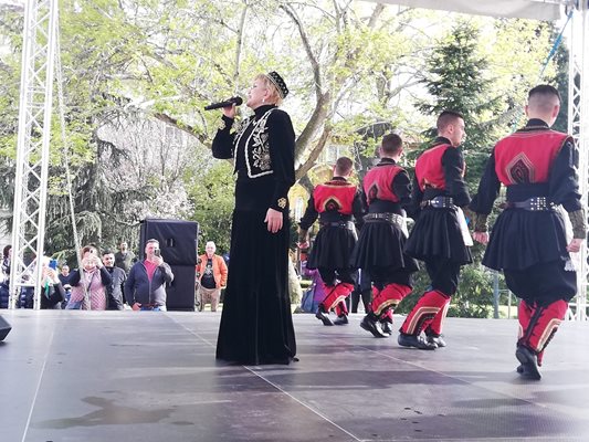 Николина пее, а танцьорите й по земята не стъпваха.