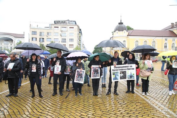 Родители на убити на пътя деца поведоха протеста в неделя по обед.