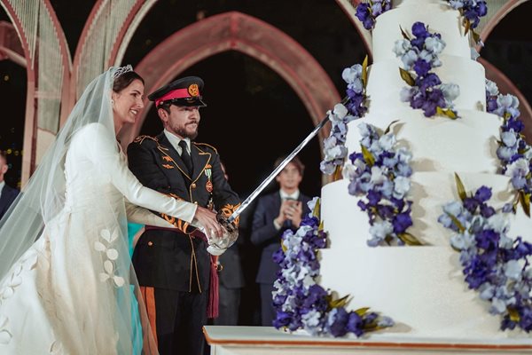 Младоженците режат сватбената рокля