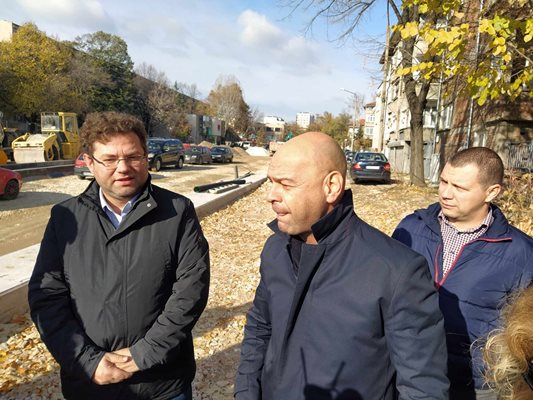Кметът Костадин Димитров чу уверенията на Бончо Бонев (вляво) от консорциум "Екопроект".