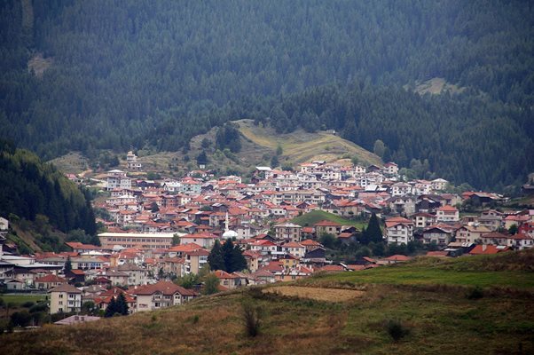 Село Борино се намира на 1140 м надморска височина в Западната част на Орфеевата планина Родопи.