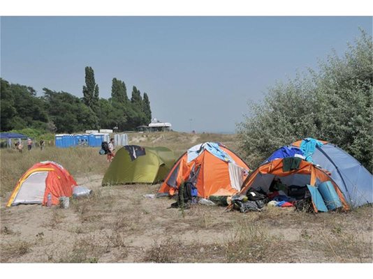 Палатковият лагер на Спирита в Бургас вчера по обед все още не беше гъсто населен.